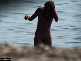 madres cambiando ahijas en playa