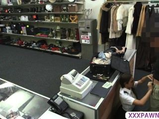 detrás del mostrador