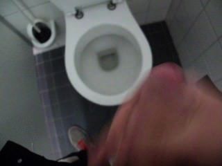 chico gay caliente abusando por negro en baño playa