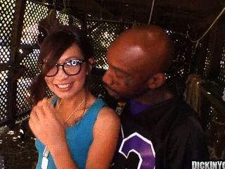 nerdy morena tiene un monstruo dick negro en el culo 09