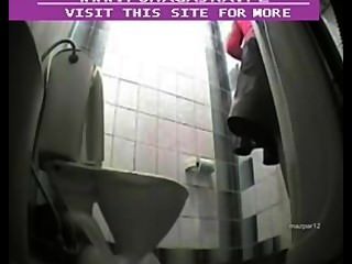 cámara oculta en el baño de hombres