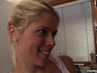 madre y hijo real en la cocina